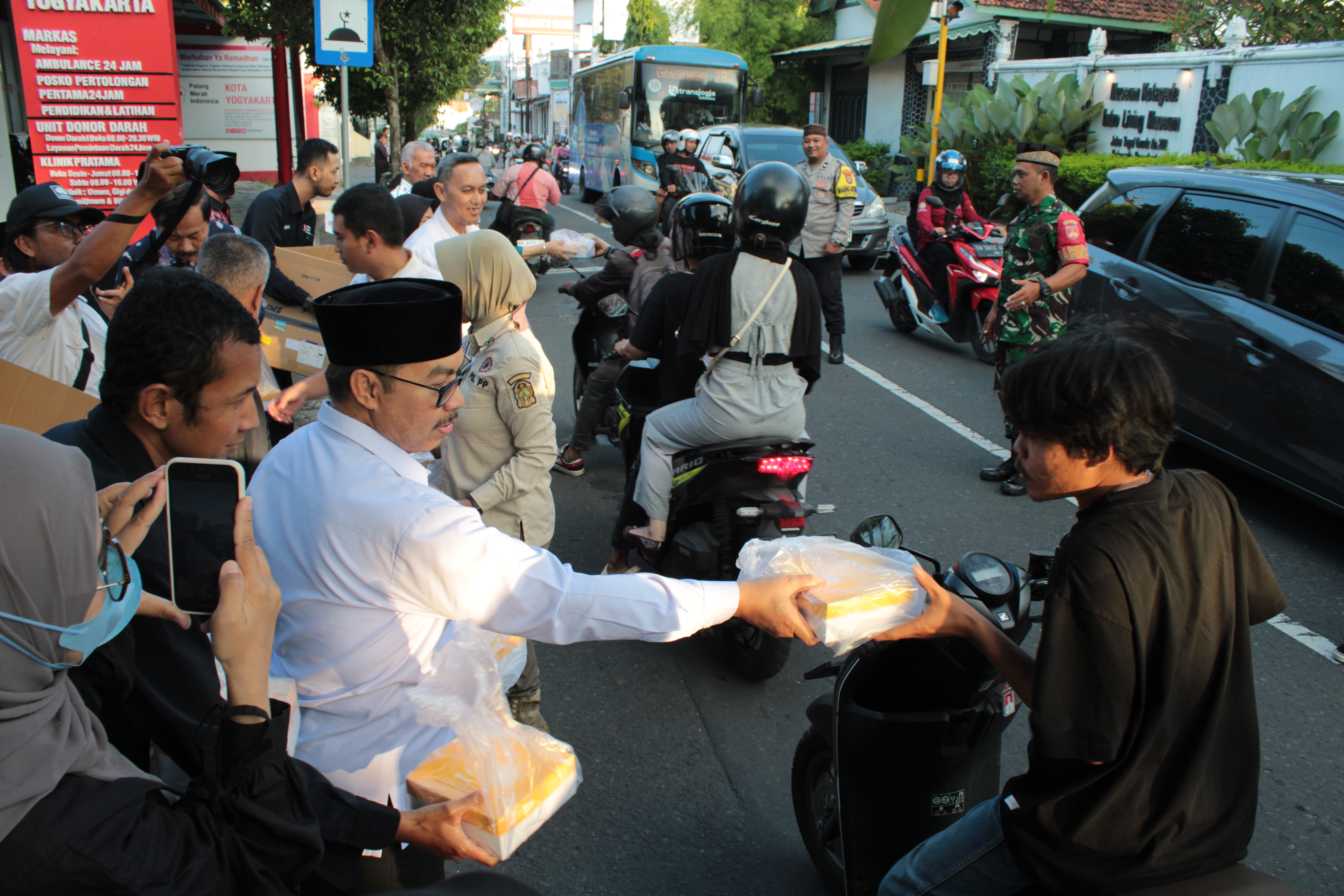 Sapa Warga dengan Berbagi Takjil, PMI Kota Yogyakarta Buka Puasa Bersama Wali Kota Yogyakarta